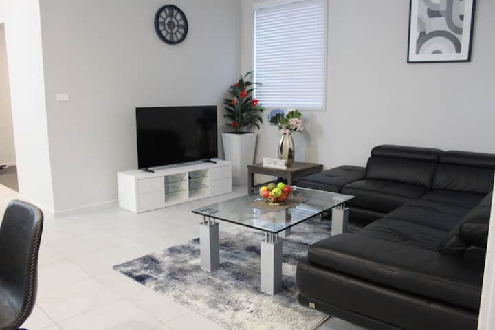 Nth Kellyville Retreat- 5 Bedroom Exclusive Stay - Castle Hill