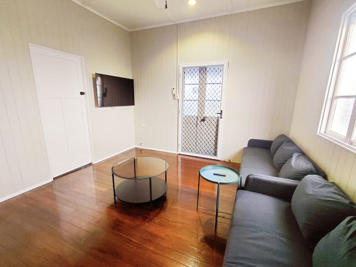 Golden Gympie Family Getaway-pet Friendly - The Palms