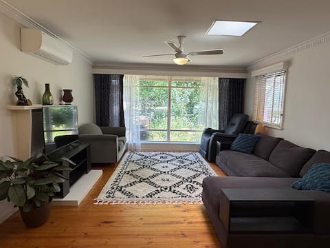 Top performing Airbnb: Entire home in Chifley. Great location, pet safe. in Woden Valley