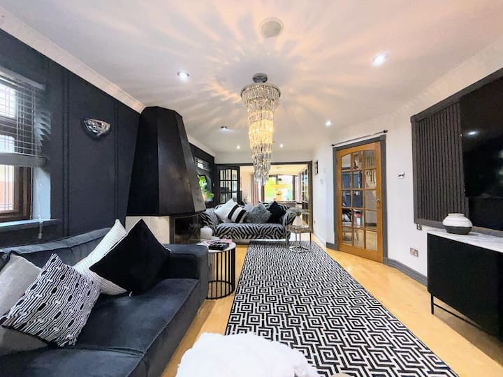 The Boutique Mansion Retreat | Hot Tub | Land - Canterbury