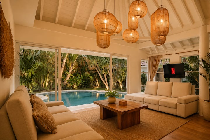 Central 4br Villa With Huge Private Pool & Garden - Seminyak