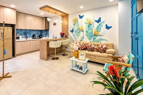 Successful Airbnb property: Mountain view and parking, steps from the park. in Filandia