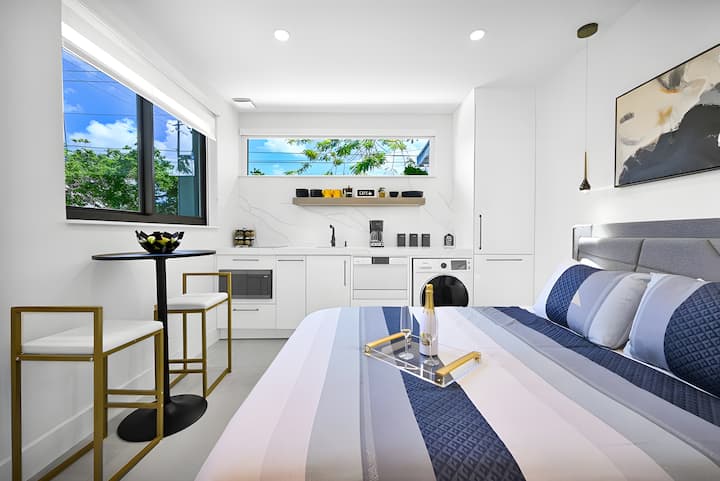 Cómodo dormitorio con espacio de trabajo