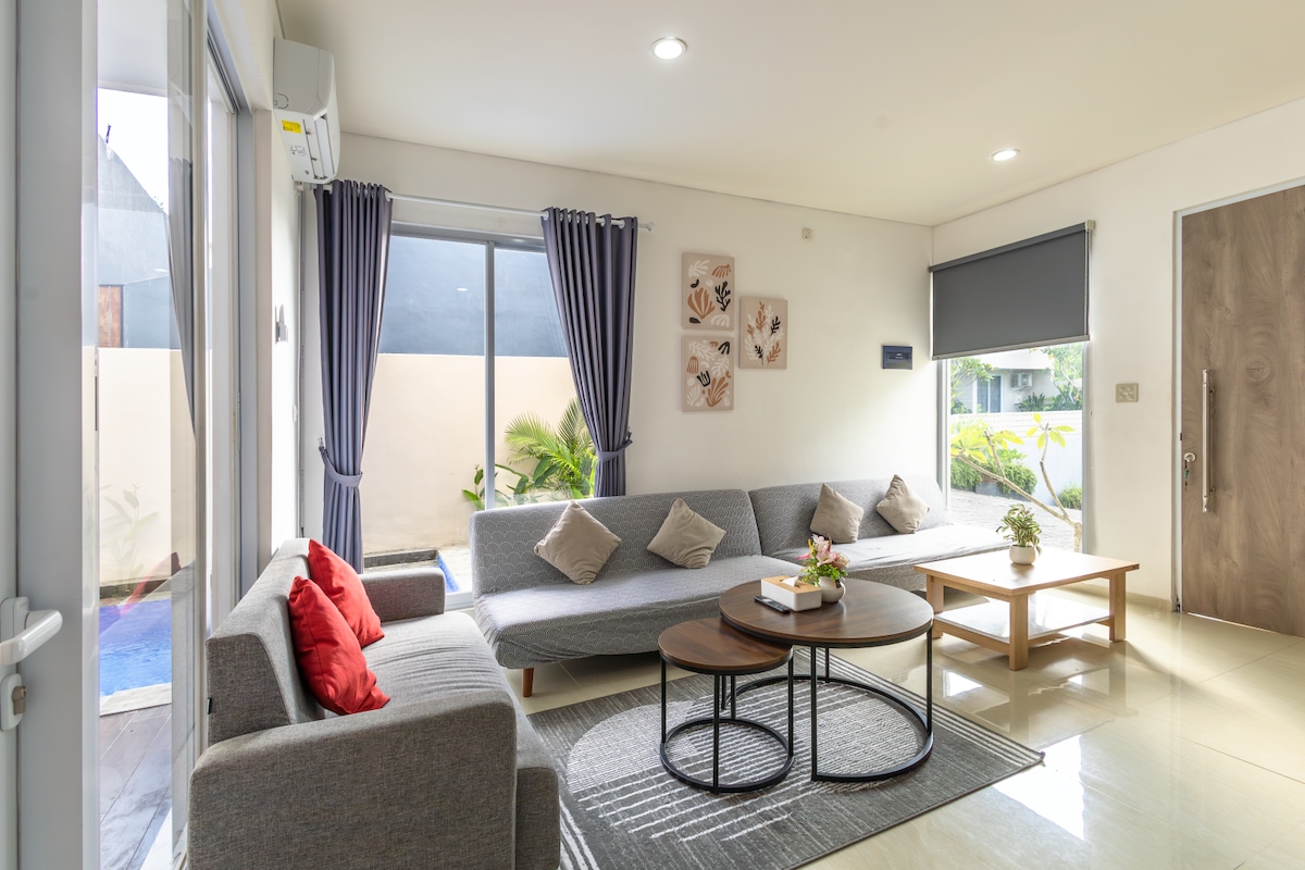 Home in South Kuta · 2 bedrooms · 2 beds · 2 private baths, сопоставимый объект Airbnb