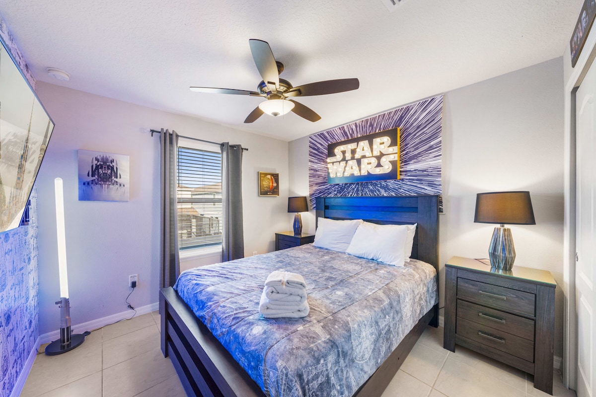 Primaire slaapkamer met Star Wars-thema, ontworpen voor comfort met een speels tintje waar fans dol op zullen zijn.