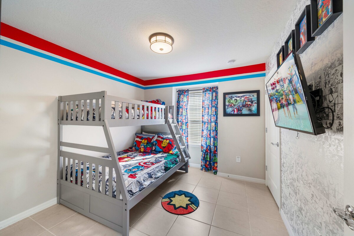 Avengers stapelbedkamer die bedtijd onderdeel maakt van het vakantieplezier.