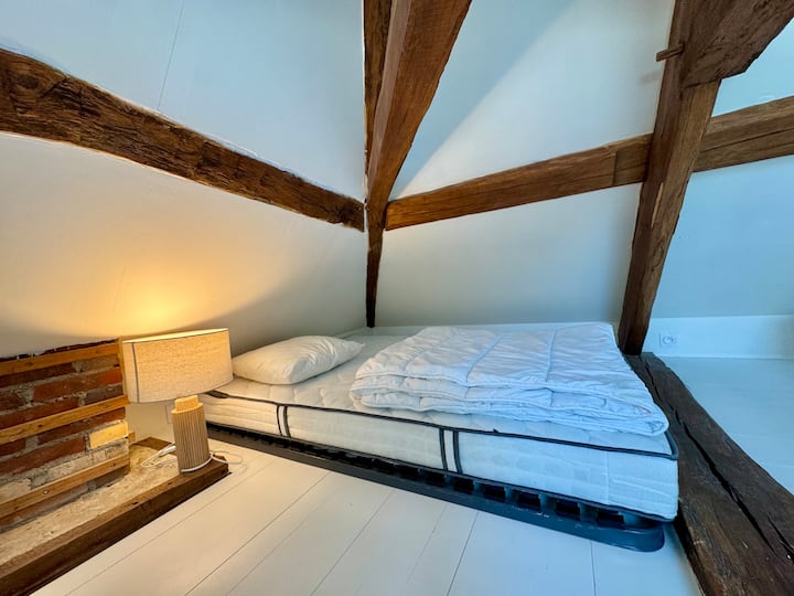 Área do dormitório no segundo andar da casa. Este quarto não é um quarto fechado.