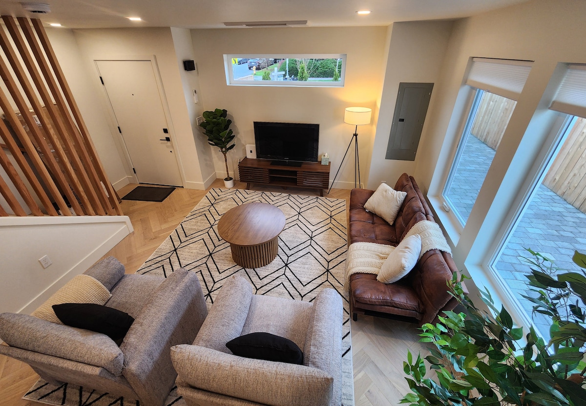 Sala de estar con Roku Streaming (televisión en vivo, transmisión de aplicaciones, duplicación de pantalla) y cama futón.