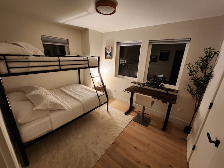 Kreveti na kat s dva odvojena kreveta i madracima od memorijske pjene, privatnim radnim stolom, ormarom, sjenilima za zamračivanje i velikim prozorima koji propuštaju puno prirodnog svjetla. 