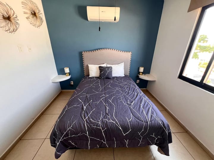 Cama queen size no segundo quarto com seu próprio banheiro completo