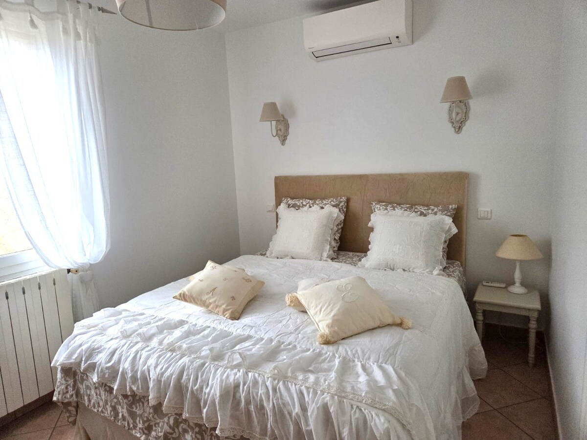 ห้องนอนสีเบจพร้อมเครื่องปรับอากาศและตู้เสื้อผ้า
160 x 190