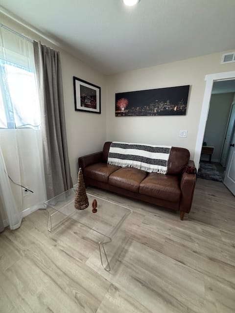 Top performing Airbnb: Guesthouse with shared Hot Tub & Sauna in Lincoln Park