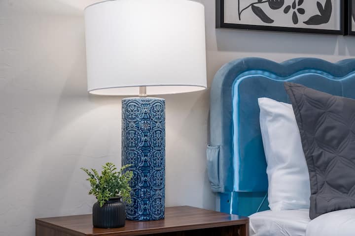 חדר שינה נוח לאורחים עם מצעים נקיים ושפע של מקום.