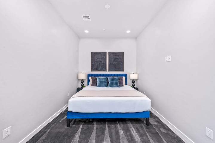 מיטת קינג סייז נוחה לשנת לילה רגועה.