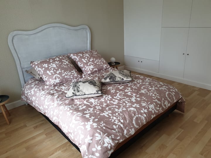Manželská posteľ (140 cm), na ktorej sa môžu ubytovať dvaja hostia.