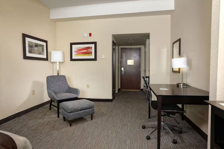 Wingate Savannah Pooler | King Bed | Near Stadium - Savannah, GA