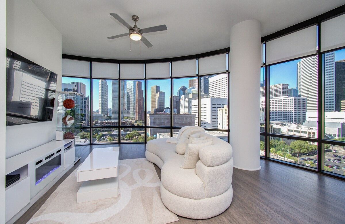 Curated visual reference: Fresh Look at Downtown Luxury High Rise With Panoramic Views