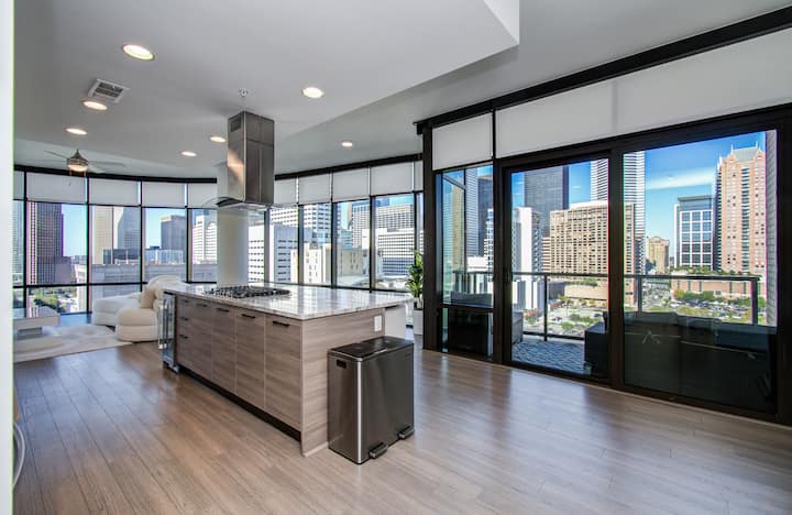 A closer look at Luxury High Rise Rentals With Roof Deck View