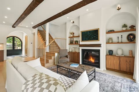 Luxe Lakehouse Retreat with Sauna