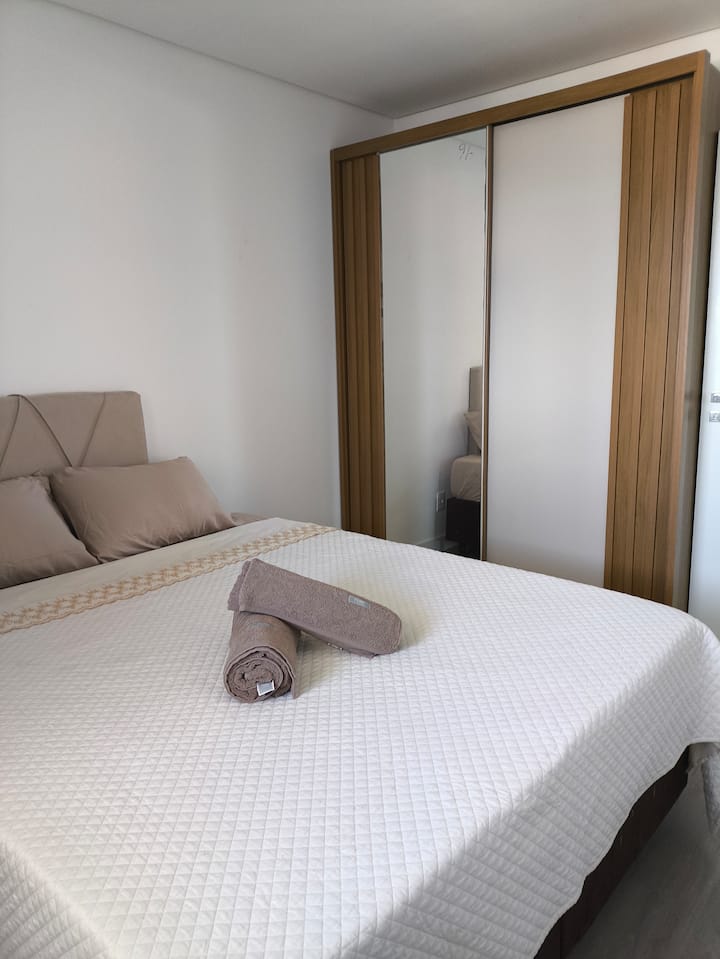 ლუქს‑კლასის ნომერი 2 კონდიციონერითა და სრულად დაბნელებული ფარდებით