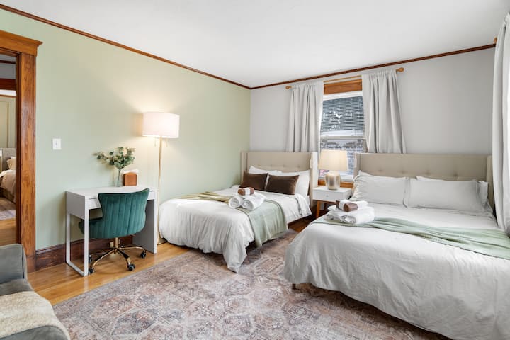 El dormitorio 3 es espacioso y tiene capacidad para 6 personas, con dos camas dobles (una de espuma viscoelástica mediana y una lujosa), un sofá cama y un vestidor grande. Una configuración cómoda ideal para familias y grupos.