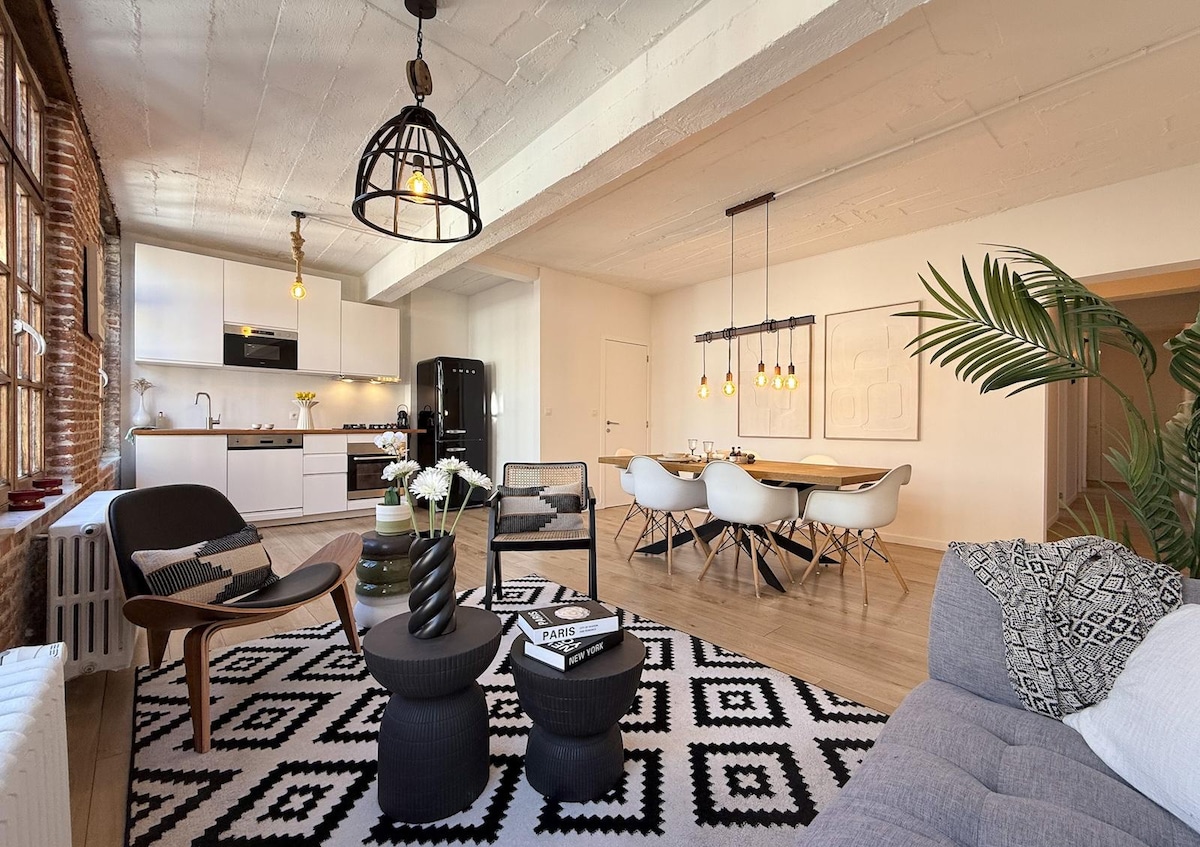 Top performing Airbnb: Stylish 3-Bedroom BrickWall Apartment Grand Place in Bruxelles Brussel