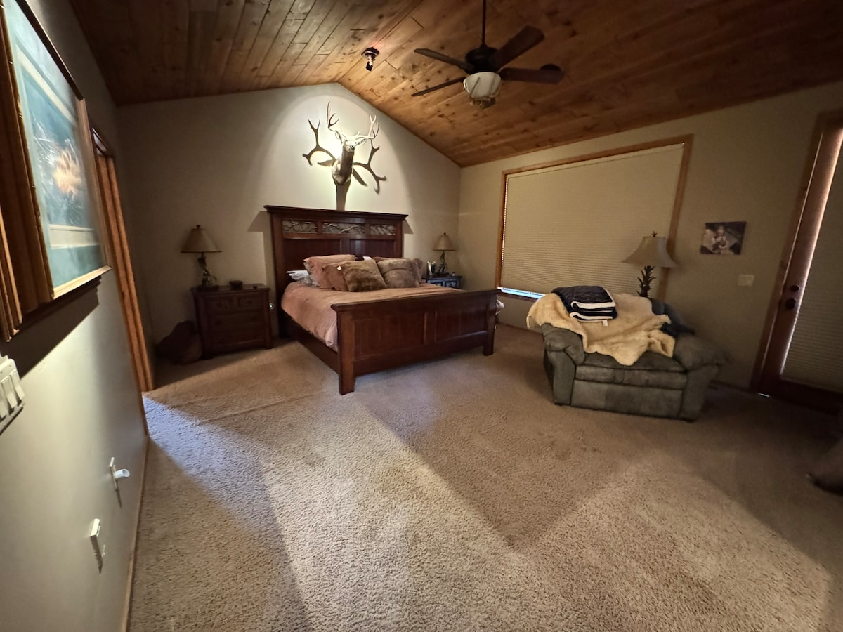 ห้องนอนใหญ่มีเตียงคิงไซส์ พื้นที่นั่งเล่นที่อบอุ่น และทางเข้าส่วนตัวไปยังดาดฟ้าด้านหลัง ห้องน้ำในตัวมีอ่างอาบน้ำแบบมีหัวฉีดและฝักบัวอาบน้ำแบบหอยทากขนาดใหญ่พร้อมหัวฝักบัว 2 หัว