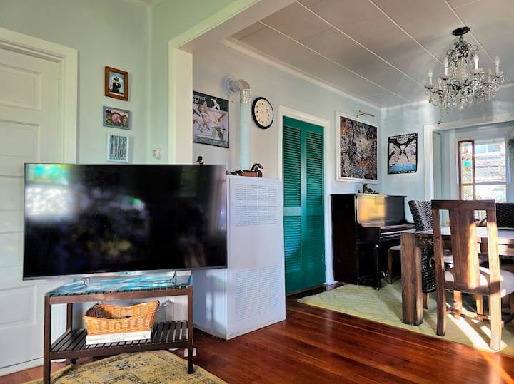 Artist Farmhouse With Garden Views - Oregon City, OR