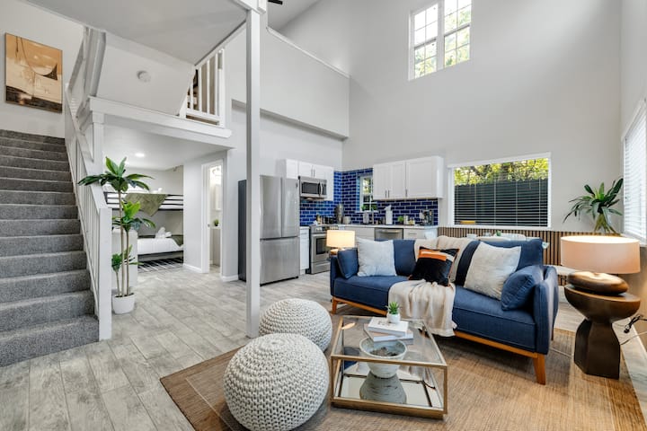 New-built Luxury Loft + Fully Fenced Backyard! - Fort Worth, TX