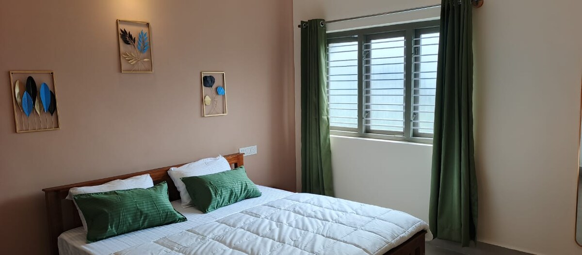 Široký priestor pre aktivity v izbe a terapeutický matrac pre pohodlný spánok. Veľké zrkadlo, aby ste sa mohli predvádzať svojím telom vo svojom štýle. Žiadna vlastná kúpeľňa, len spoločná kúpeľňa (ospravedlňujeme sa, klimatizácia bude čoskoro k dispozícii pre vaše pohodlie) 