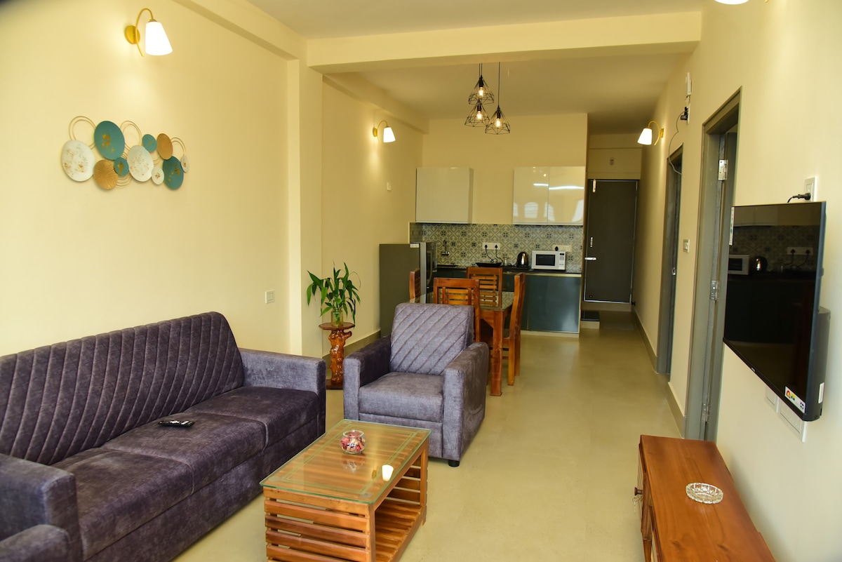 Pohodlné sedenie pre 5 dospelých, dostatok miesta na voľný čas a sledovanie televízie  