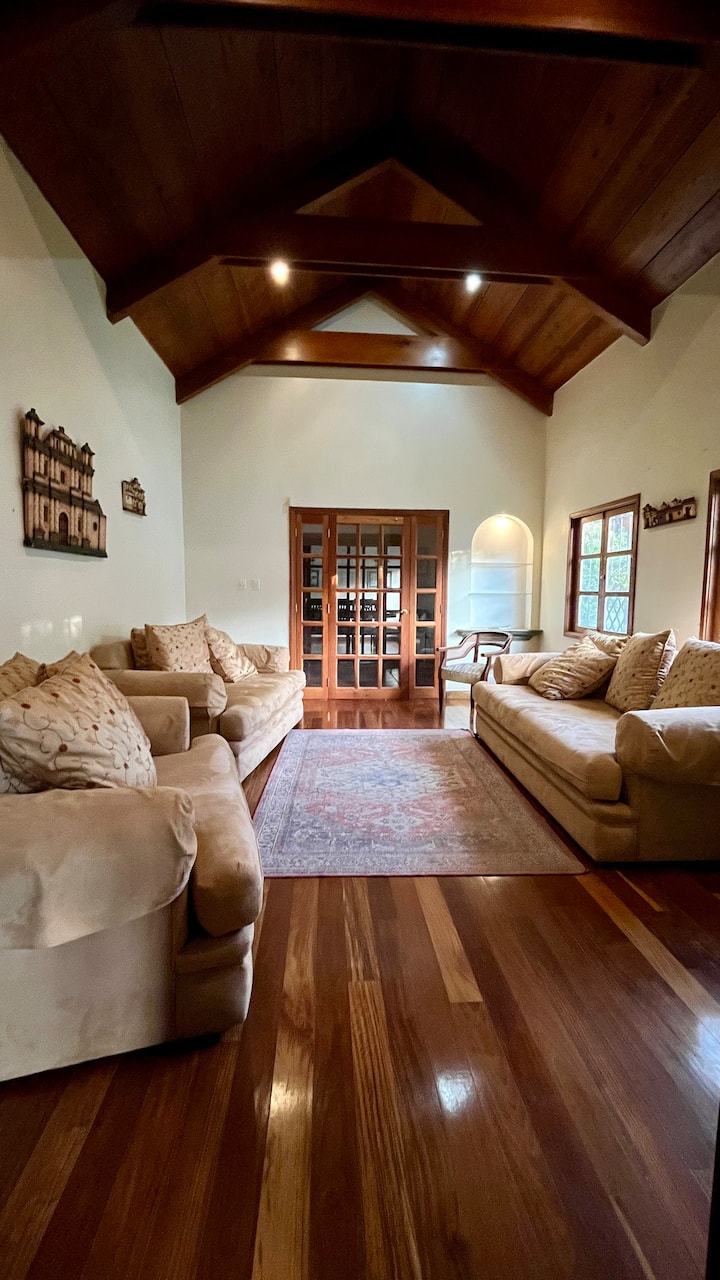 Spacious House With Large Pool And Garden - Guatemala