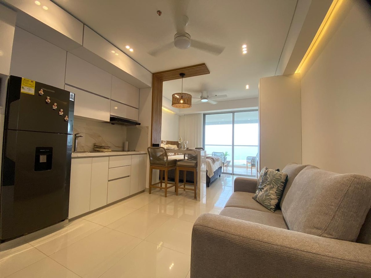 تصميم مفتوح ومشرق يربط بسلاسة بين المطبخ ومنطقة تناول الطعام والمعيشة والنوم - مصمم للراحة والأناقة