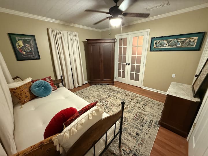 El tercer dormitorio cuenta con un sofá cama para descansar o dormir y hay un televisor en el armario, ¡perfecto para niños o adultos que quieren ver algo diferente de lo que se está reproduciendo en el televisor en la sala de estar. 