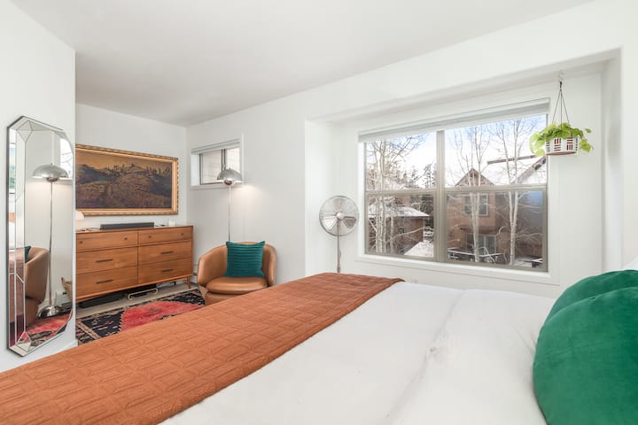 Chumba cha kulala cha King chenye TV ya Fremu na matandiko ya kifahari