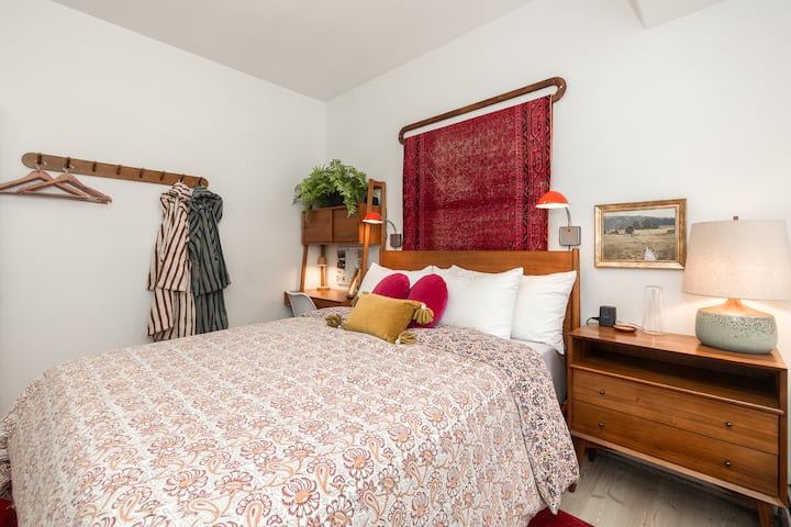 Chumba cha kulala cha malkia cha ghorofa ya chini chenye dawati 