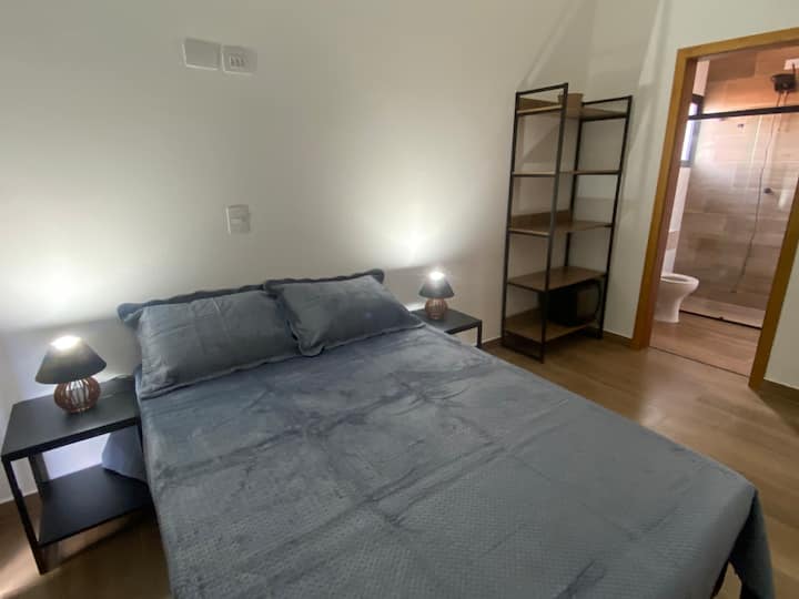 La suite est confortable et dispose de portes vitrées qui donnent un accès direct au balcon, vous permettant de profiter d'une vue incroyable sur les montagnes. Là-bas, le coucher du soleil est un moment fort en soi, qui crée une atmosphère calme et chaleureuse à la fin de la journée.