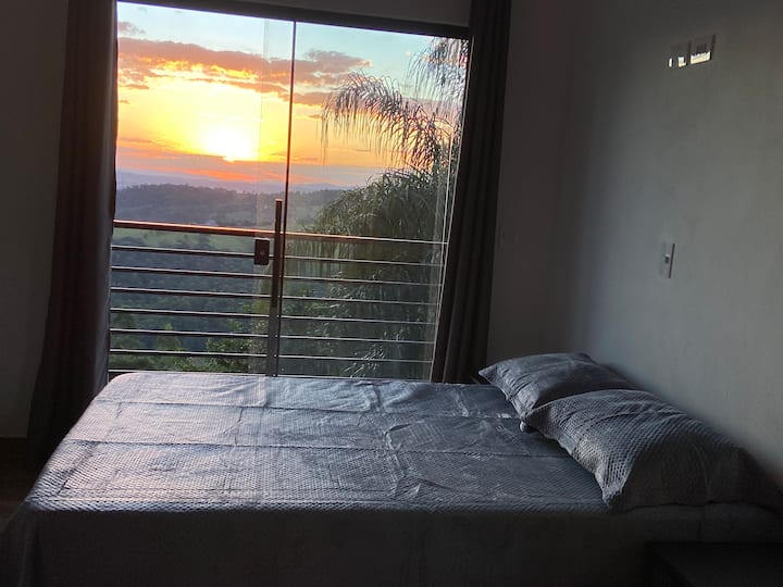 La suite est confortable et dispose de portes vitrées qui donnent un accès direct au balcon, vous permettant de profiter d'une vue incroyable sur les montagnes. Là-bas, le coucher du soleil est un moment fort en soi, qui crée une atmosphère calme et chaleureuse à la fin de la journée.