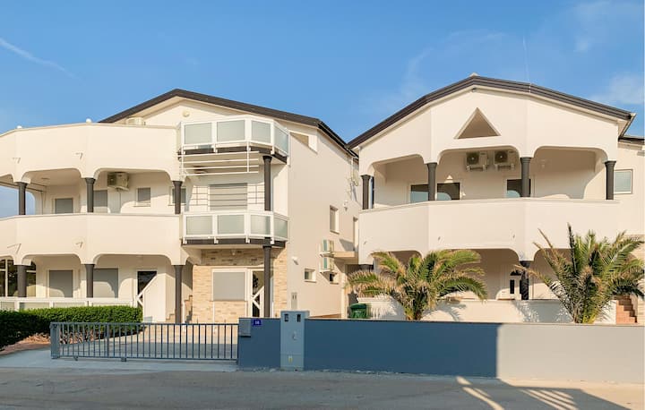 1 Bedroom Lovely Apartment In Vir - Vir
