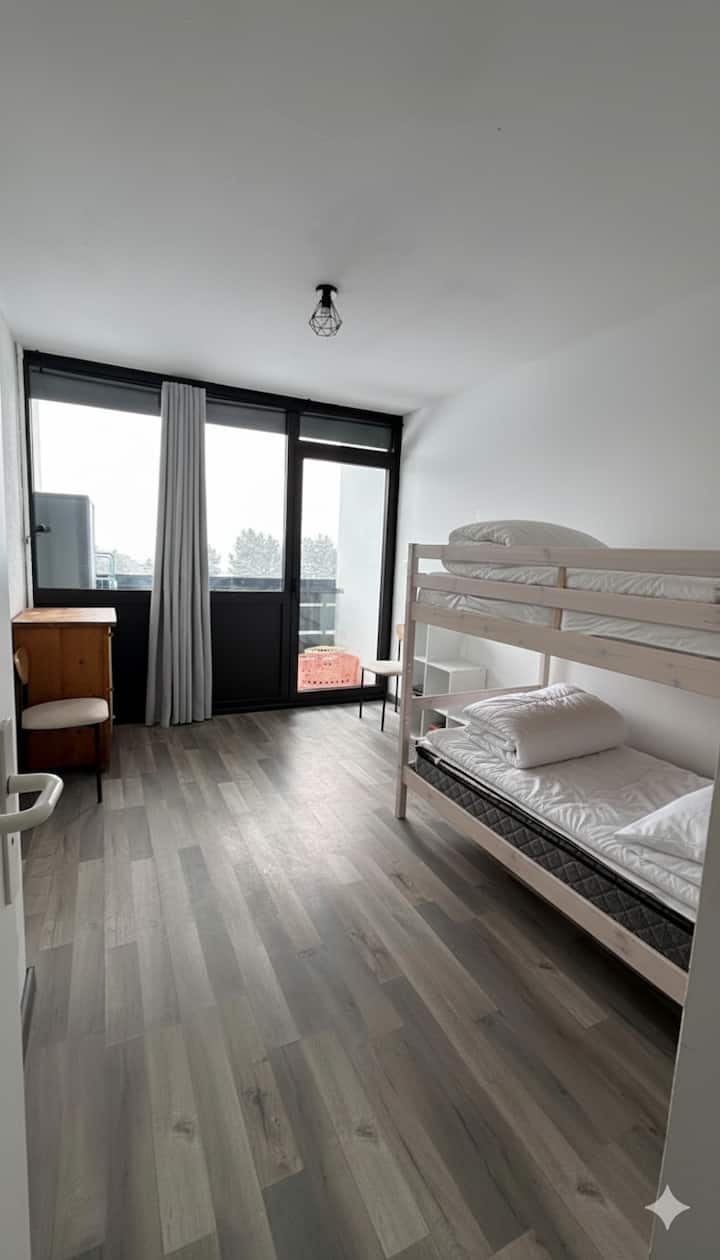 Amplia habitación que cuenta con una litera de 190x90cm y un comodín, maravillosas vistas a la montaña con balcón.