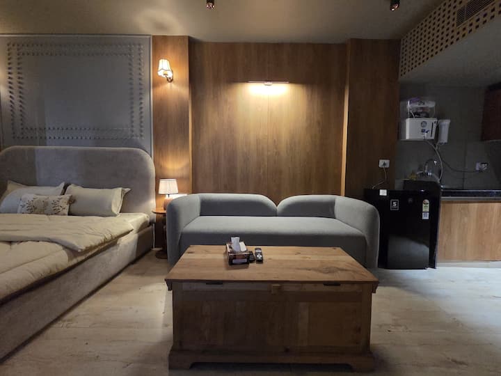 Ikigaii Stays ~ Rustic Studio Charm • Private Tub - Jaipur
