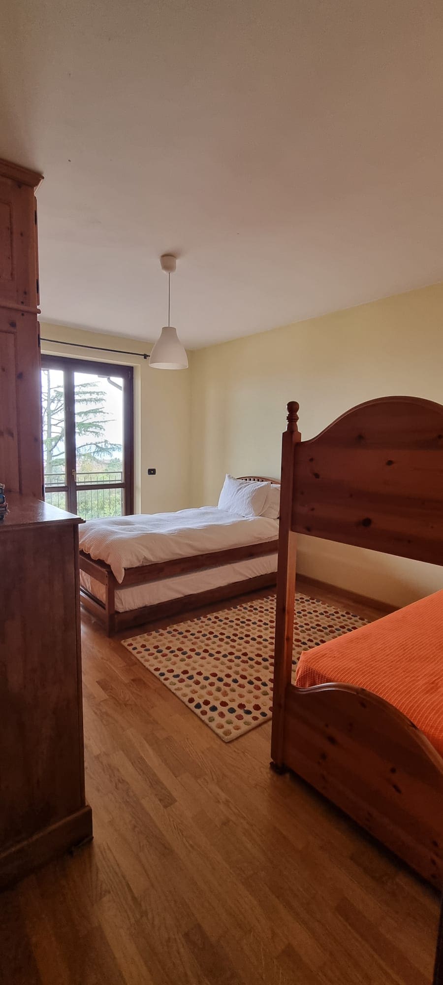 El tercer dormitorio, ubicado en el tercer piso, incluye una cama individual, una cama individual extraíble, una litera, un armario, una cómoda y un balcón. La puerta del balcón tiene un pestillo y contraventanas a prueba de niños. También hay disponible una cuna disponible.