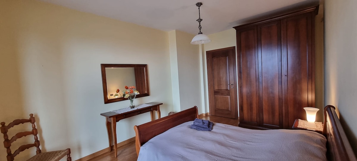 El segundo dormitorio, en el tercer piso, cuenta con una cama doble, mesitas de noche, un tocador, una silla, un armario de tres puertas y un balcón. Gracias a la tranquilidad y a las persianas de las ventanas, podrás dormir profundamente y tal vez incluso dormir hasta tarde.