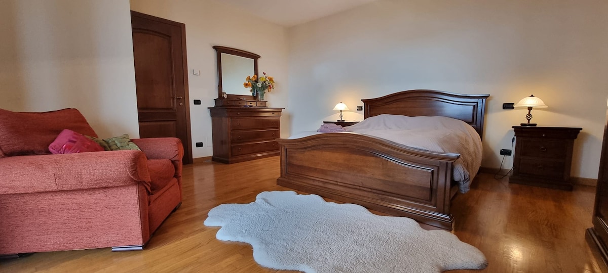 El dormitorio principal, ubicado en el tercer piso, incluye una cama tamaño queen, mesitas de noche, un armario, un sillón, un amplio armario y un balcón privado. La paz y la tranquilidad, junto con las persianas de las ventanas, te ayudarán a dormir tranquilamente.