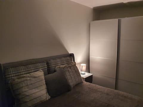 Popular Airbnb listing: Studio flat, city centre, universities in Dennistoun