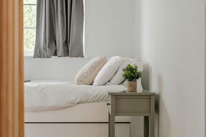 ห้องนอนที่สว่างและสง่างามที่ออกแบบมาเพื่อการพักผ่อน