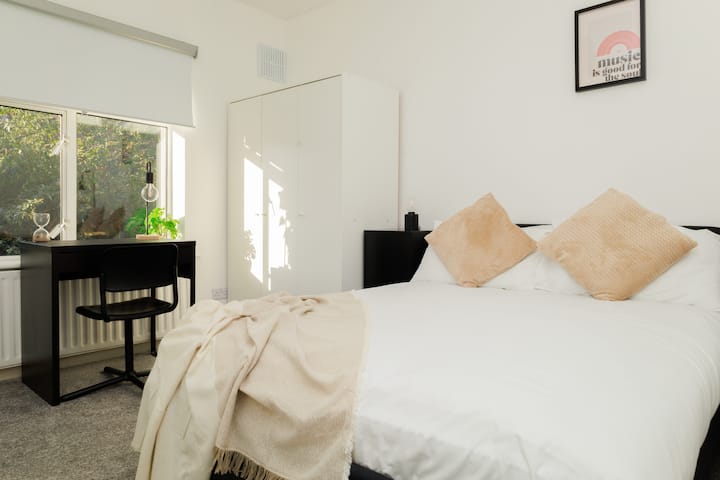 Sunny Double Bedroom In Charleville Mall - ダブリン