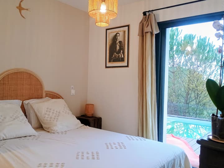 chambre suite parentale du rez de chaussée avec salle de bain privé douche italienne avec accès au jardin et piscine