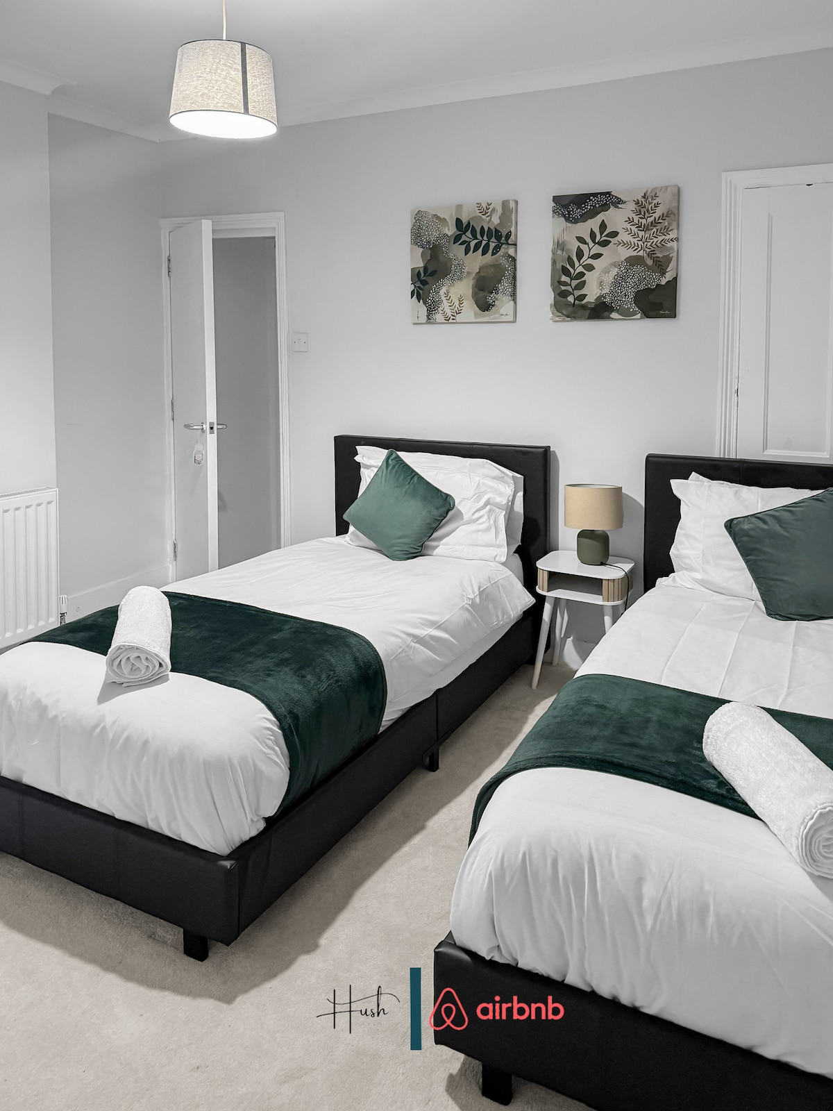 أسرّة فردية أنيقة مع خزانة ذات أدراج ورف ملابس مزدوج مع أسرّة بجودة الفنادق وبياضات ناعمة ونافذة كبيرة وديكور هادئ. مثالي للمقاولين والعائلات والإقامات الجماعية. استمتع بالراحة والميزات الحديثة لإقامة مثالية.