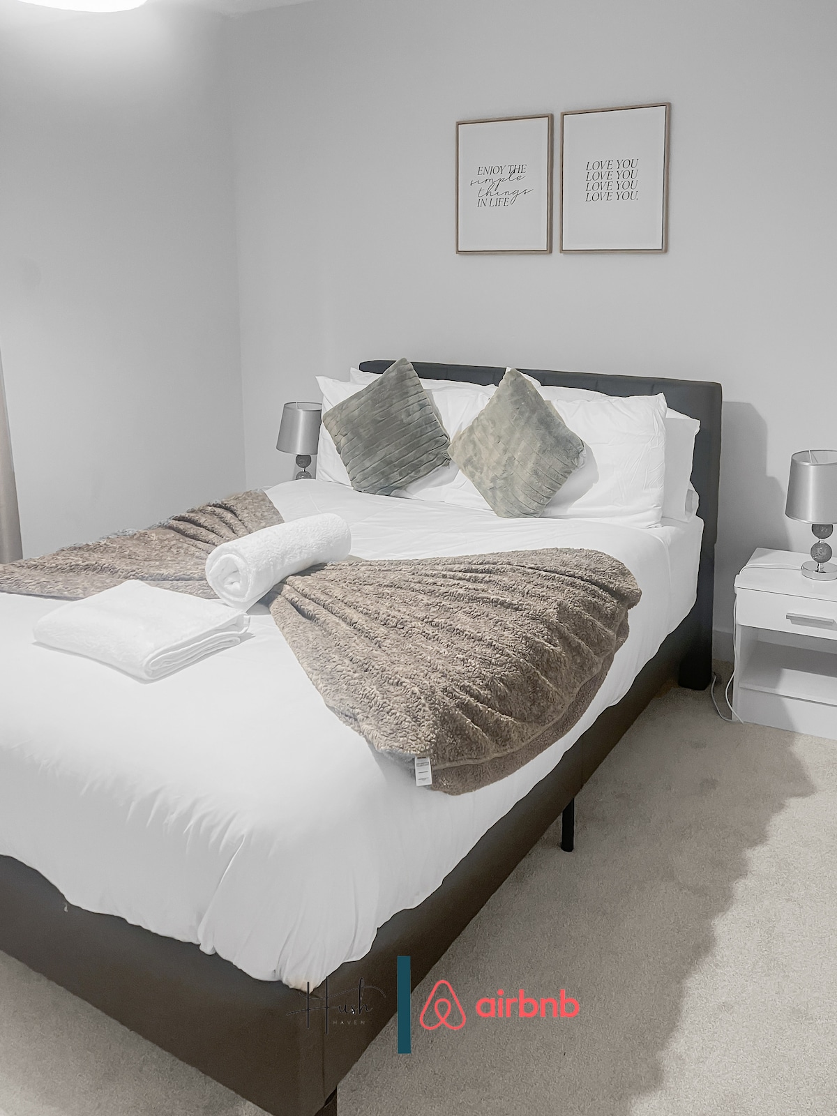 استرخ في غرفة نوم مصممة بشكل جميل تتميز بسرير مزدوج فخم وخزانة ملابس وبياضات ناعمة وألوان رمادية ناعمة ولمسات غنية. مع ستائر تعتيم، ضوء بجانب السرير. ديكور مدروس، تم تصميم هذه المساحة الهادئة لقضاء ليلة هادئة.